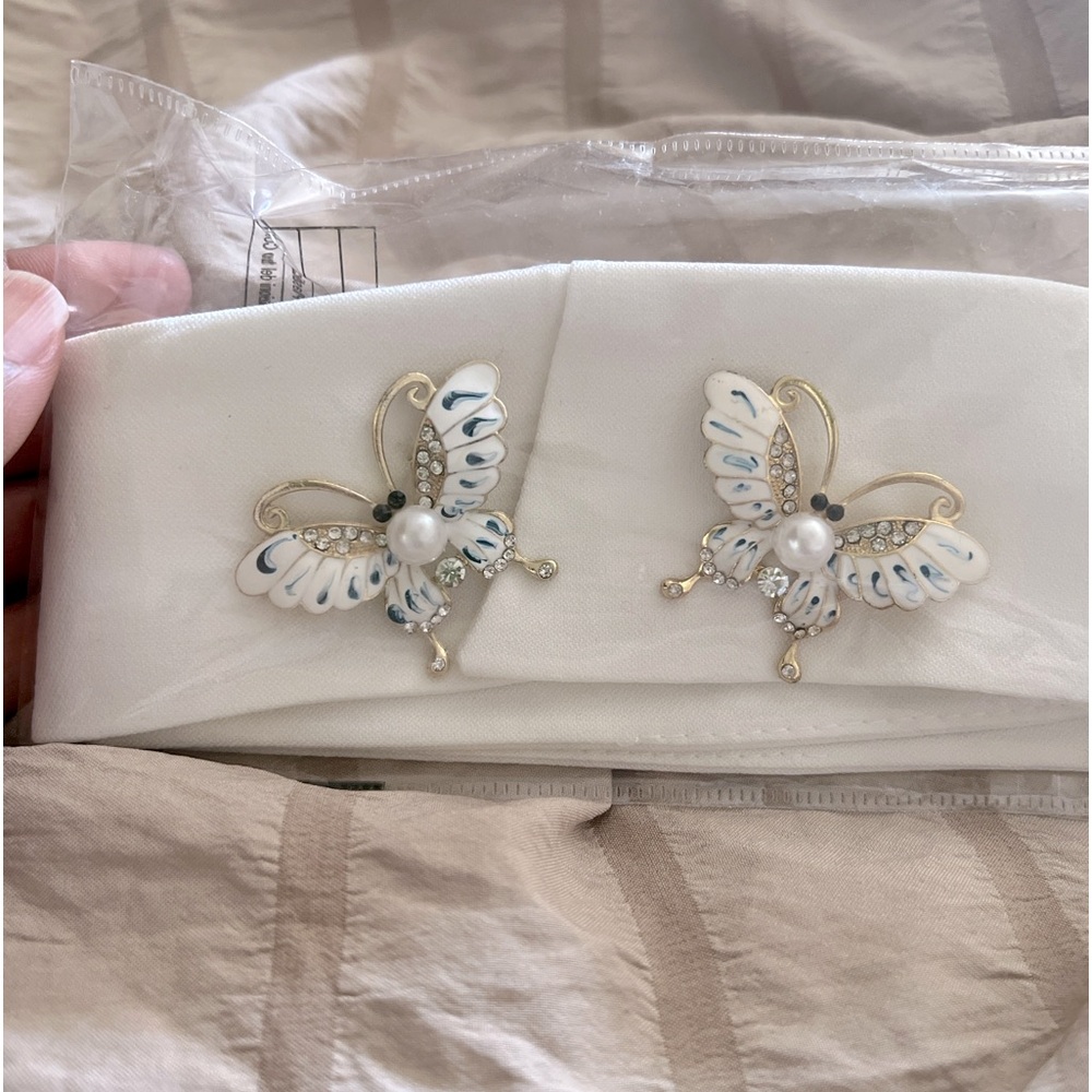 Removable collar with butterfly pins